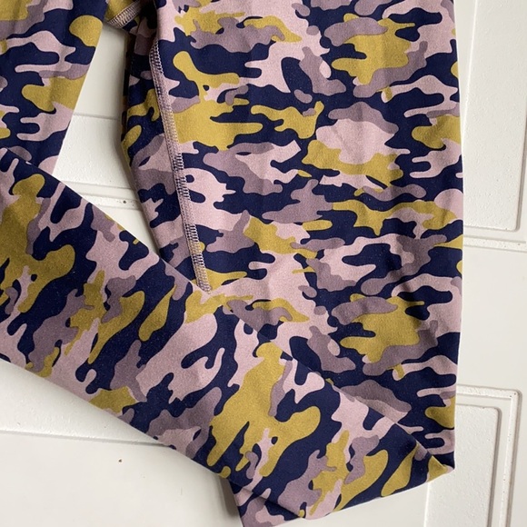 Fabletics Pink/Green Camo Powerhold Ankle Length Leggings Small - Picture 4 of 7
